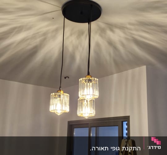 תאורה תלויה מותקנת בחדר עם סולם